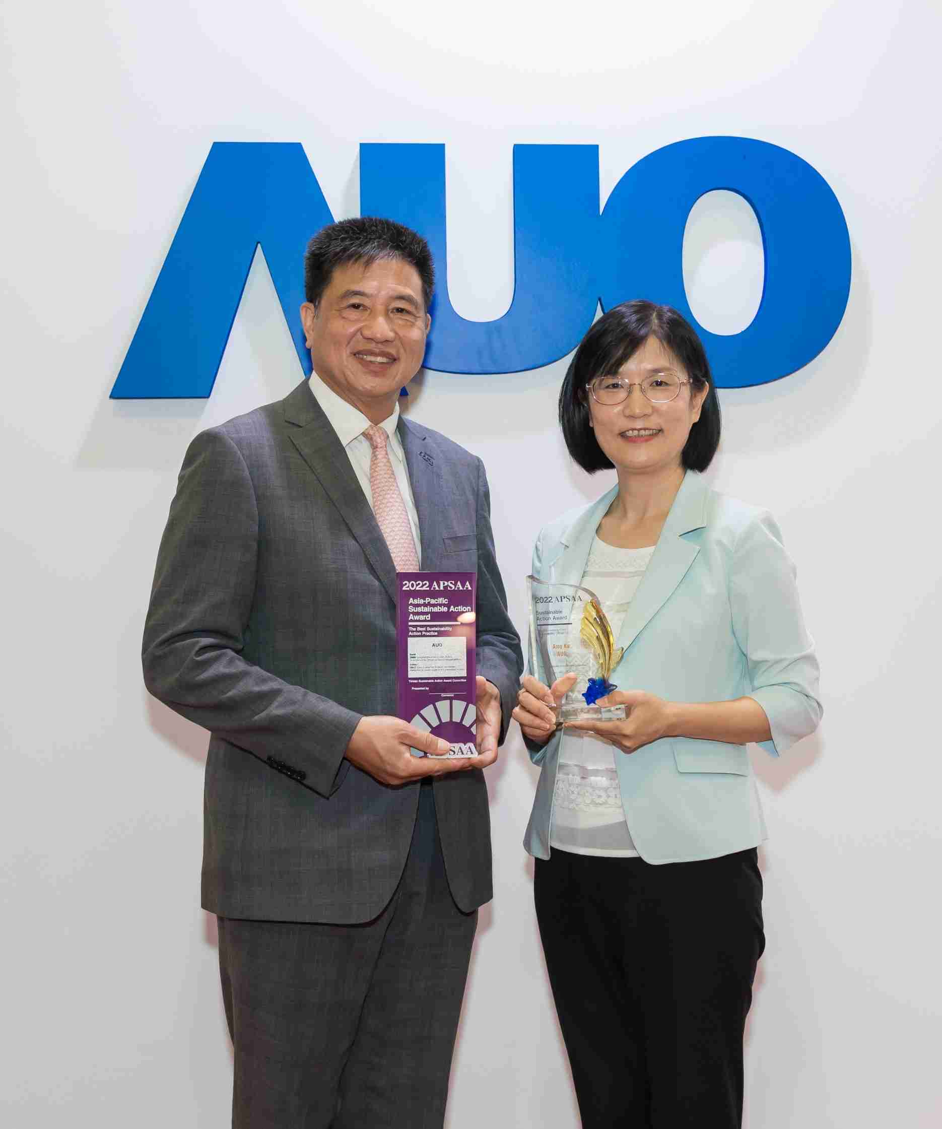 CG电子长期垫筑永续远景的基石，，透过ESG暨气候委员会逐步实践永续策略蓝图。。。。其中，，，CG电子光电永续长古秀华带领团队、、、制定中长期目标，，，缔造多面向亮眼表现，，，，获得「顶尖永续长奖」的个人奖殊荣（左：CG电子光电董事长暨执行长彭双浪，，右：CG电子光电永续长古秀华）