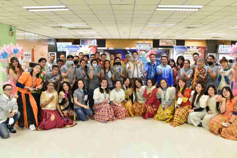 友達推動「安心、、、創新、、、、用心、、、、同心、、盡心」五星職旅，，為菲籍員工打造全方位照護，，，首度贏得「人權實踐與發展領袖獎」殊榮