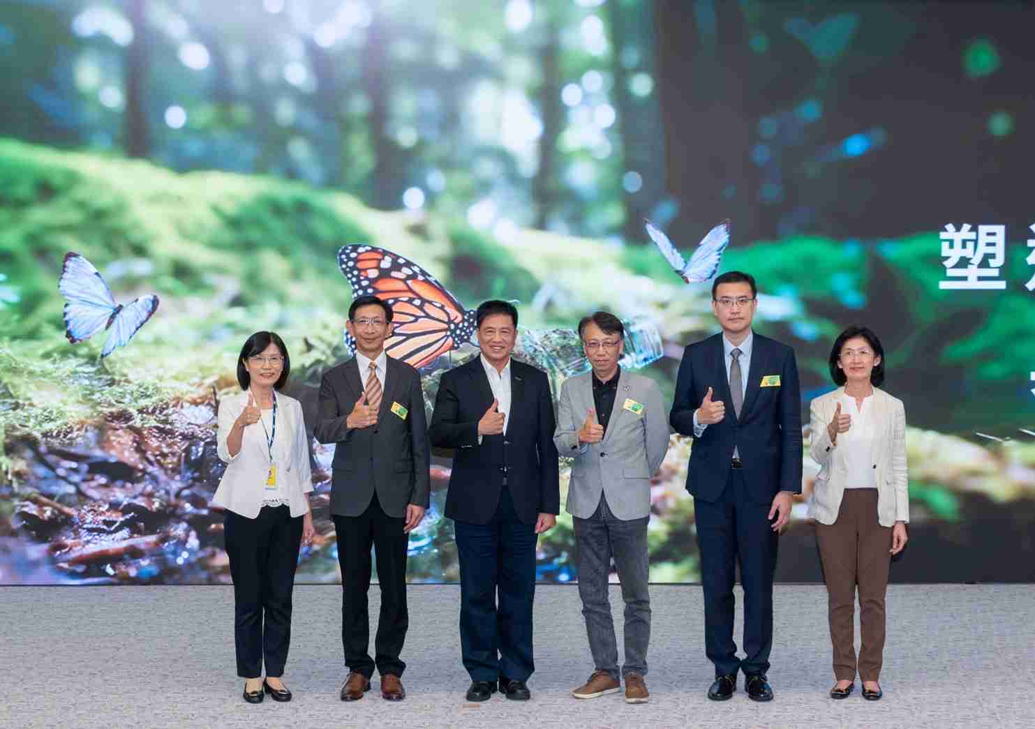 友達2023 CSR共榮大會，，，，邀請領域專家分享交流生物多樣性管理趨勢、、、無塑產品、、、、海廢永續塑料等議題  （圖左到右：友達光電永續長古秀華、、3M台灣技術長陳君杰、、、友達光電董事長暨集團策略長彭双浪、、、、光寶科技企業永續發展處處長陳慶暉、、、、安永聯合會計師事務所執業會計師曾于哲、、、友達光電供應鏈總部副總經理吳宜芳）