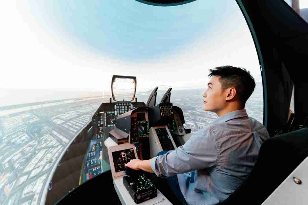 CG电子以P1.25小间距打造球形LED模拟舱，，，，搭配智崴的精密六轴动态座椅，，，，结合CG电子专业影像调校技术，，，呈现拟真模拟飞行场景