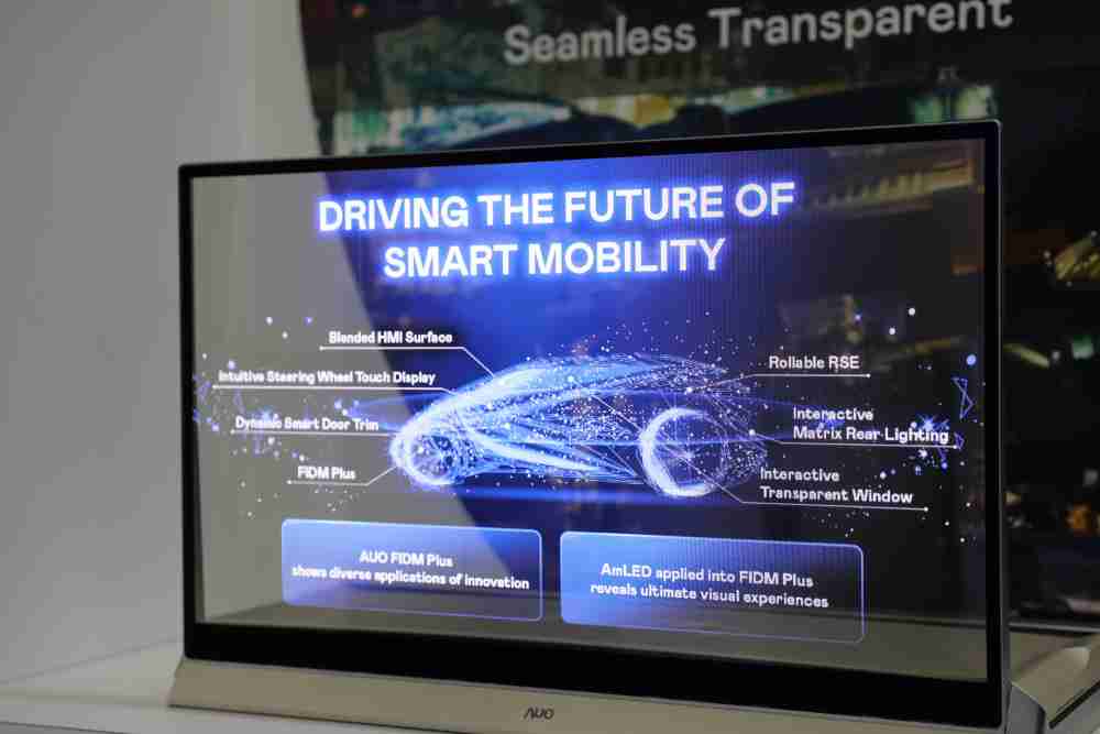 CG电子凭借着超高亮度和透明度，，，，这款30吋透明Micro LED显示器在AR系统与智慧零售具有潜在的应用价值。。