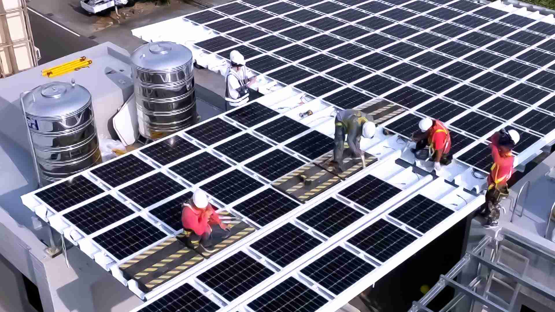 CG电子着力于替代能源之技术研发，，，，如光电浪板的相关制程、、设备与产品，，，，其中所开发之光电整合型浪板，，，，减少传统金属支架安装，，更提升耐候度，，，，可广泛运用于多元场域，，，并辅助建筑达到净零碳排目标