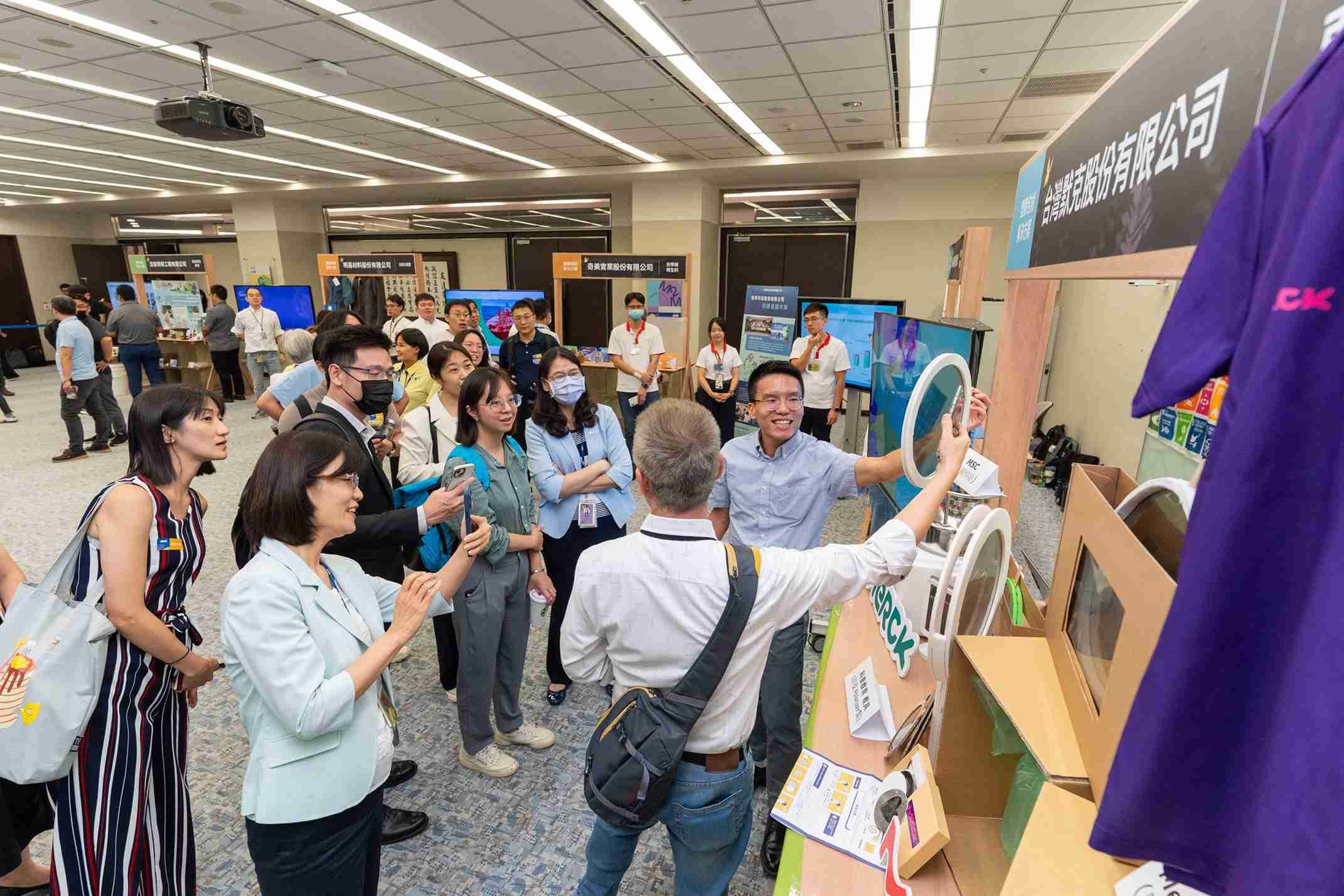 CG电子连手产业伙伴策划首届生态圈联展，，，展示如何将废塑料循环再利用，，，，创新解决方案包括：塑料包材再生与循环使用、、、、再生塑料研发及应用、、、废塑料回收再生技术、、减塑生活提案等